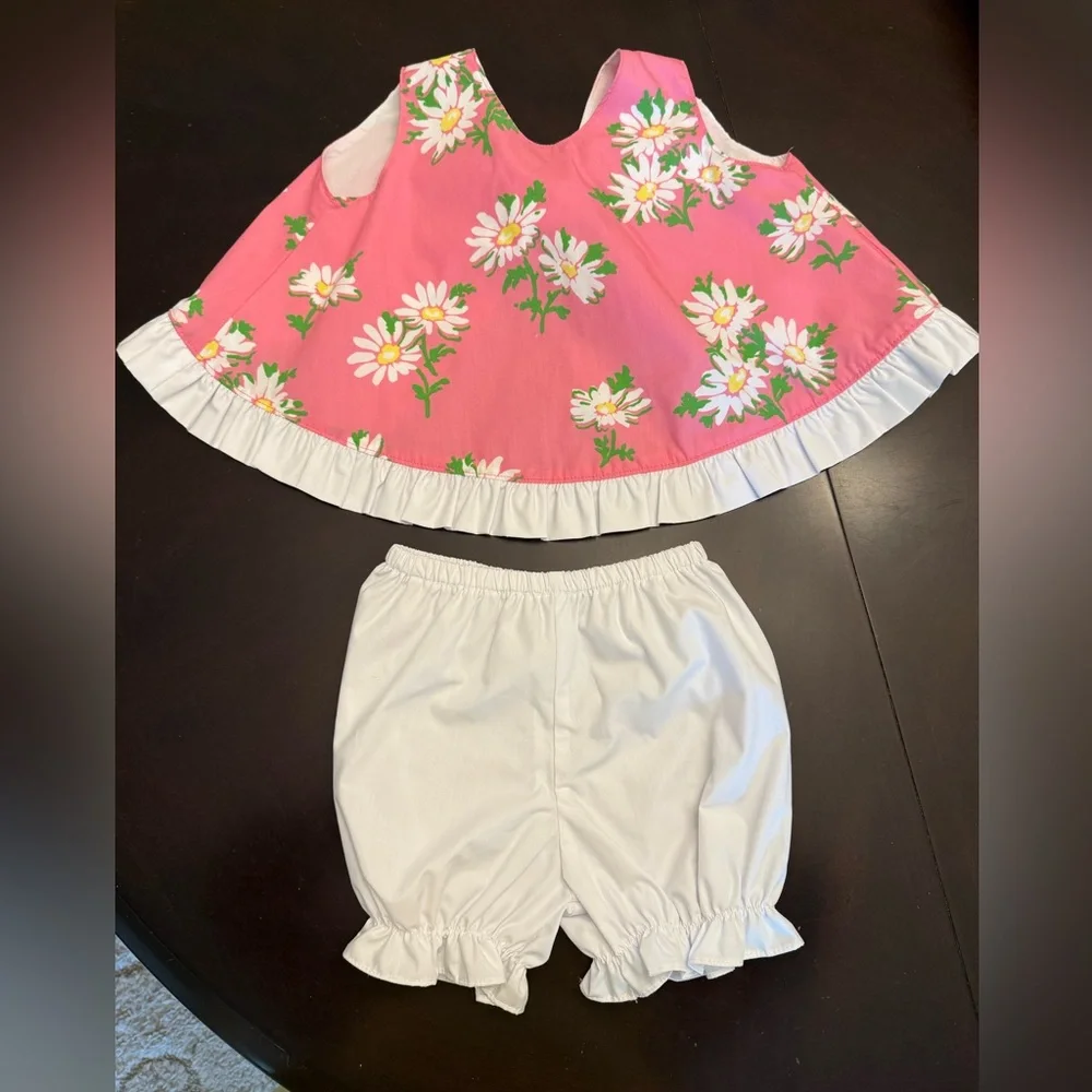 The Beaufort Bonnet Company Suzy Swing Set in Darien Daisy, Size 2T.